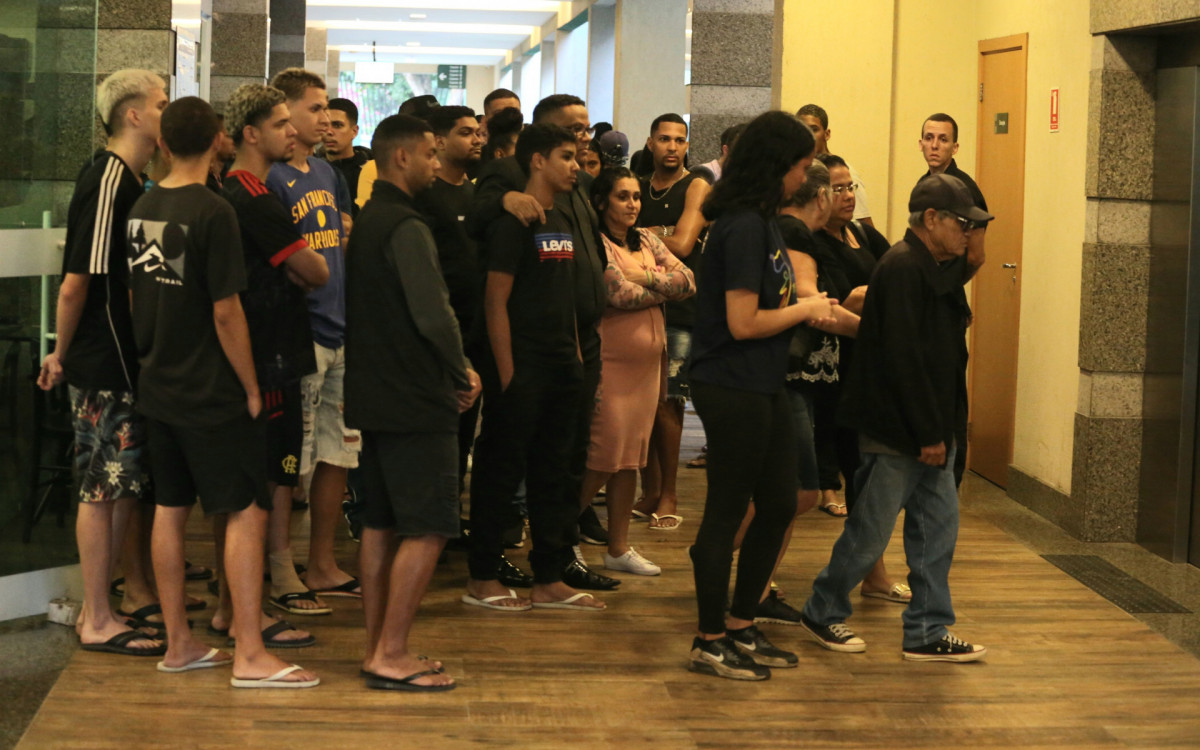 Sepultamento do jovem Lucas de Oliveira Mattos, morto durante abordagem policial em uma comunidade no caju. Na foto, Ricardo Mattos (camisa listrada) pai
e Helenice de oliveira Mattos (blusa cinza) mãe do jovem Lucas.