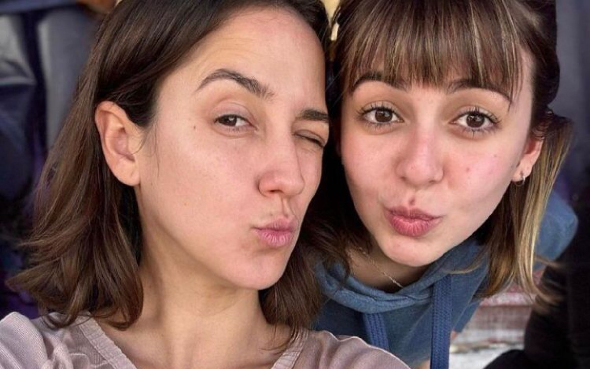 Klara Castanho compartilhas fotos dos bastidores da terceira temporada de 'Bom Dia, Ver&ocirc;nica' nas redes sociais