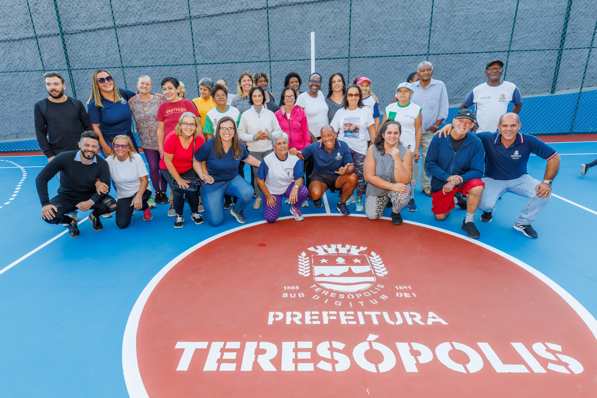 Prefeito Vinicius Claussen, autoridades e comunidade participaram de partida comemorativa à reinauguração da quadra da Praça da Beira Linha - BRUNO NEPOMUCENO