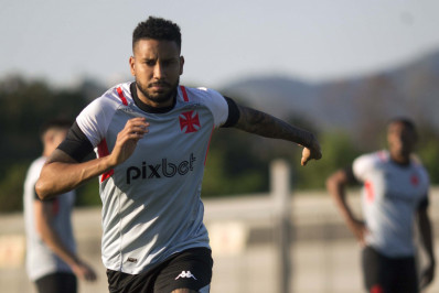 Volante do Vasco, Jair será julgado pelo STJD e pode pegar gancho de até 12 partidas