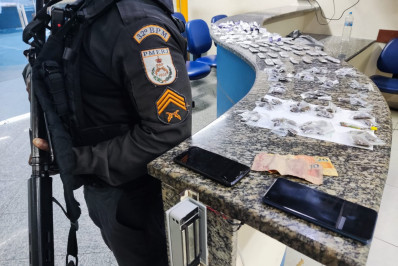 Casa abandonada é alvo de operação policial de combate ao tráfico no bairro Âncora