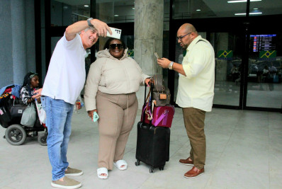 Jojo Todynho esbanja simpatia ao desembarcar em aeroporto no Rio