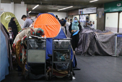 Afegãos acampados no Aeroporto de Guarulhos serão levados para Praia Grande, no litoral de SP