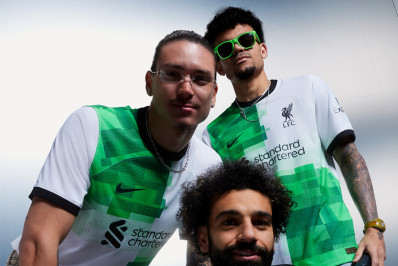 Nas cores branca e verde, Liverpool lança a camisa reserva para a temporada 2023/24