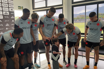 Vídeo: pequeno Gui vai a treino do Vasco e se encontra com jogadores