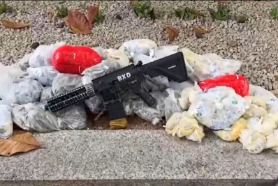 PM apreende fuzil e grande quantidade de drogas em Belford Roxo