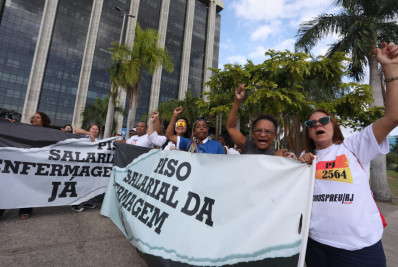 Profissionais da enfermagem fazem ato na Presidente Vargas, após passarem a noite na Prefeitura do Rio