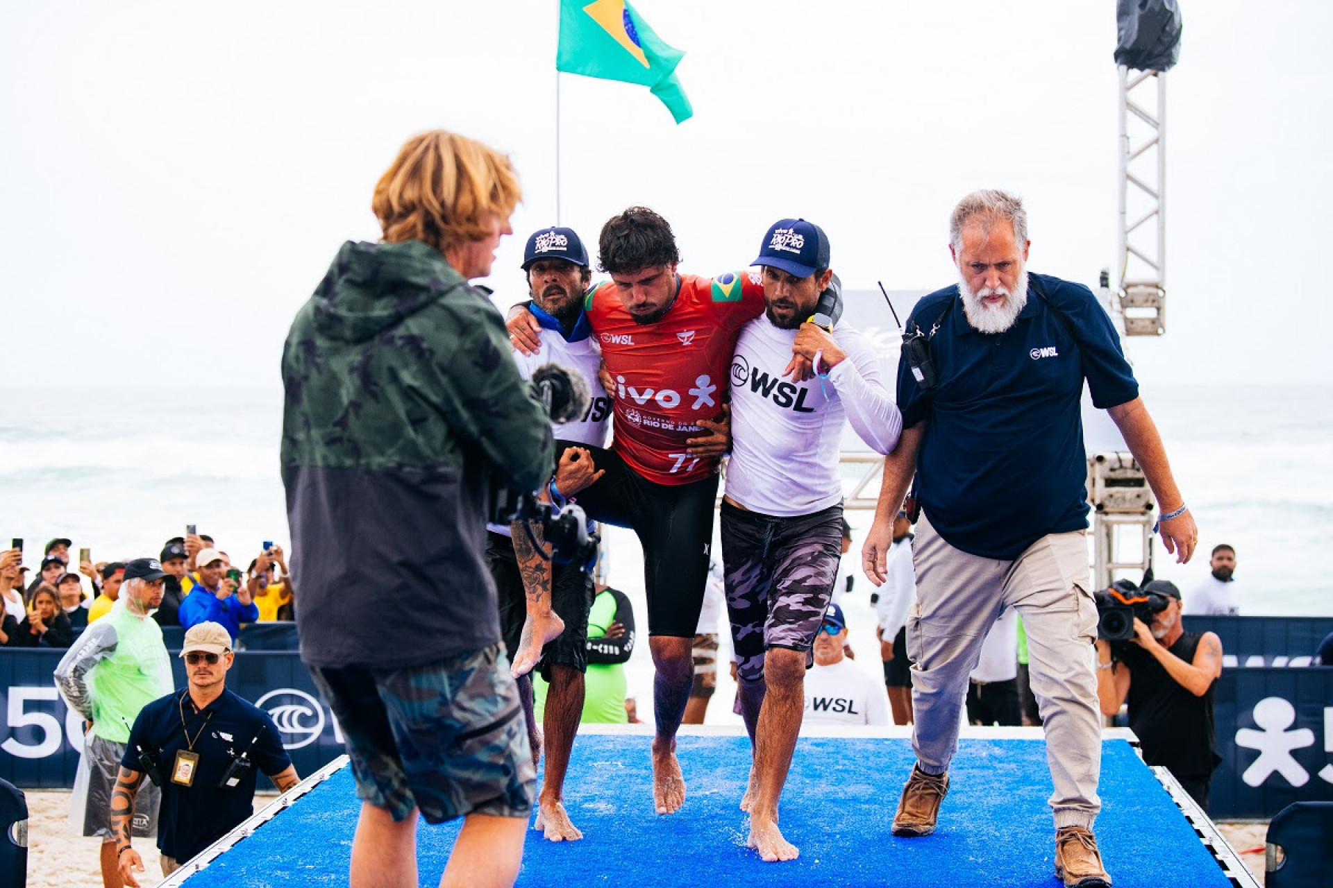 Filipe Toledo saiu carregado do mar após a bateria contra Jadson André - WSL/Thiago Diz
