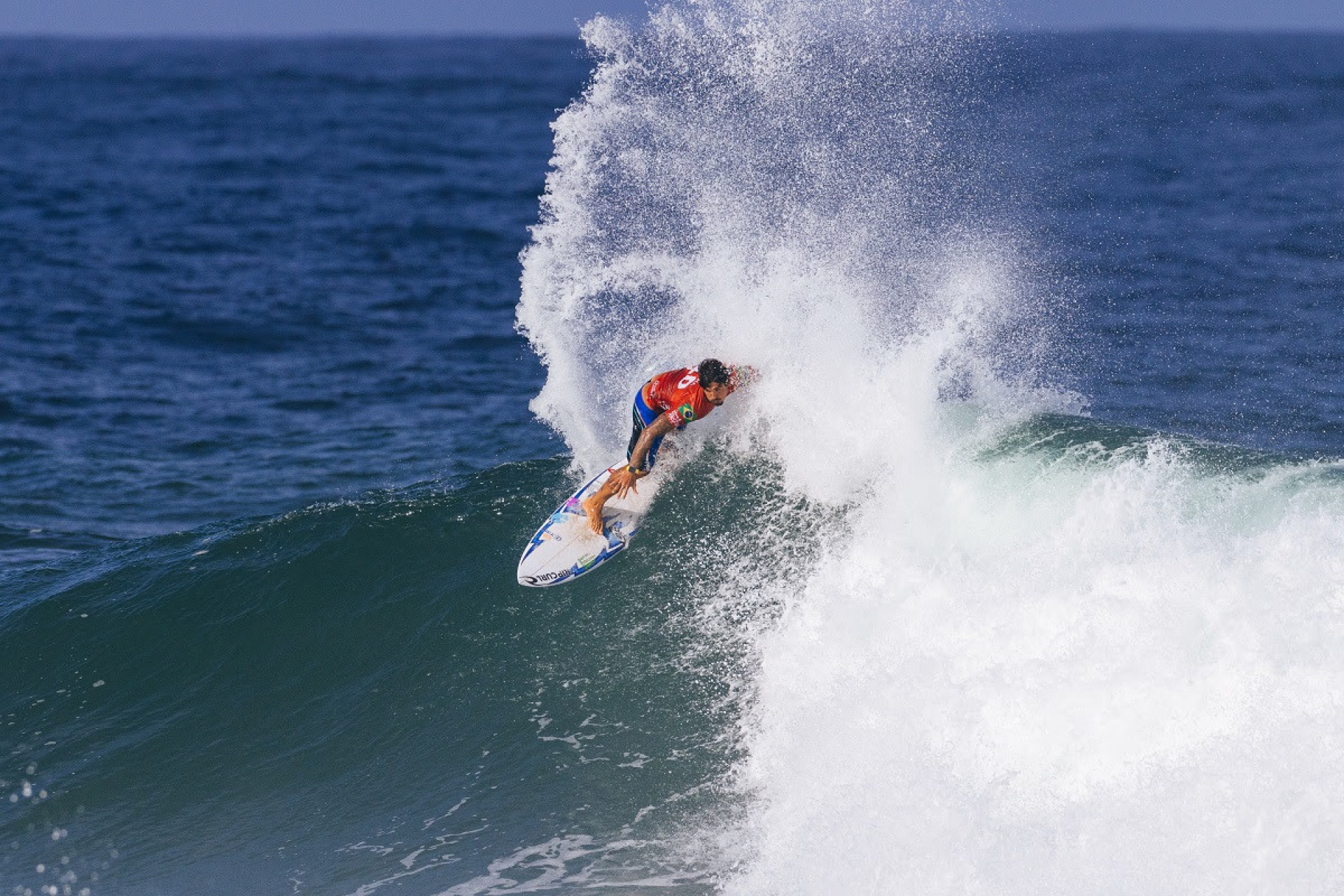 Gabriel Medina acabou saindo dos top-5 com a derrota para Samuel Pupo na repescagem - WSL/Daniel Smorigo
