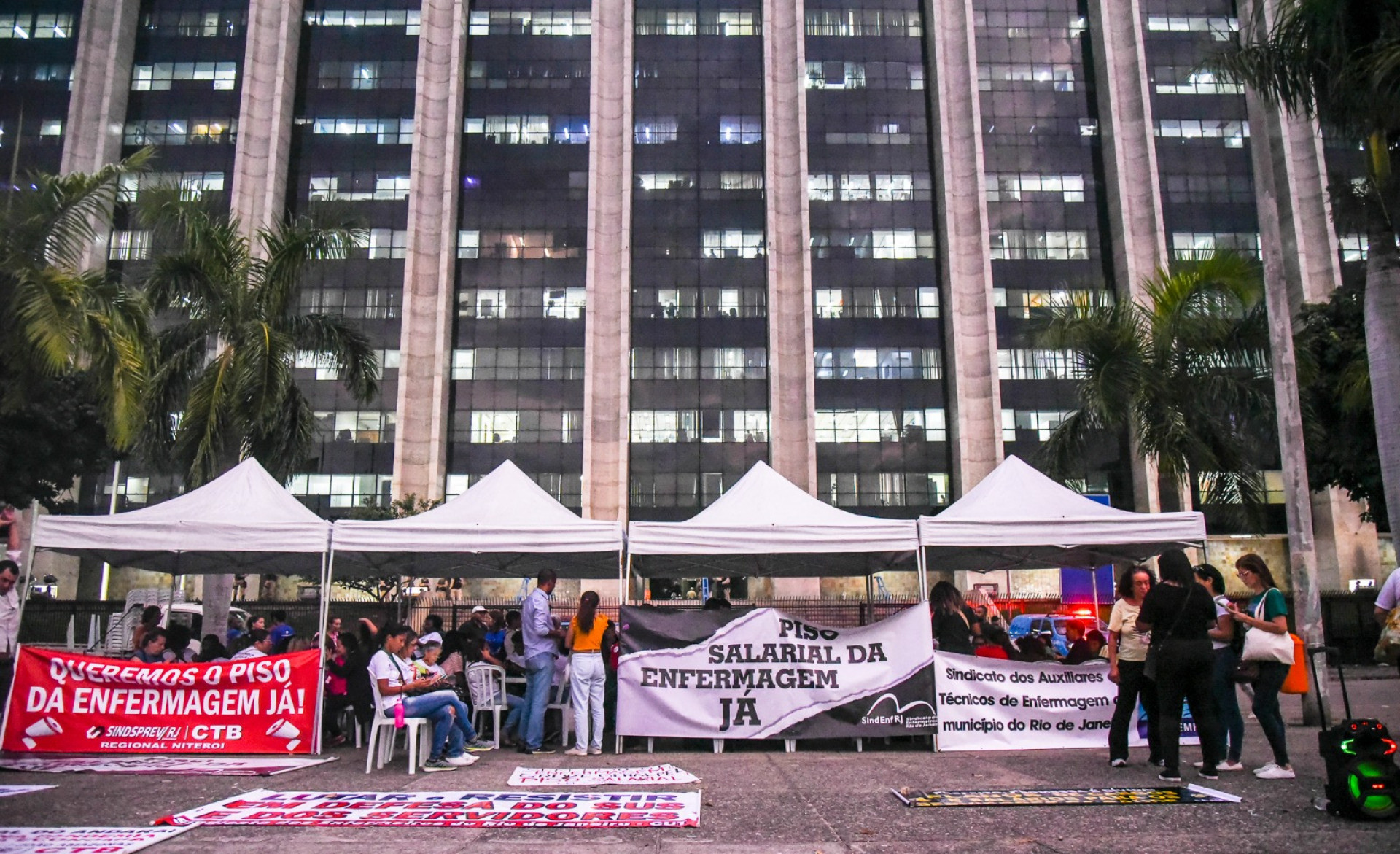 Profissionais da enfermagem realizaram ato na frente da Prefeitura do Rio - Reprodução