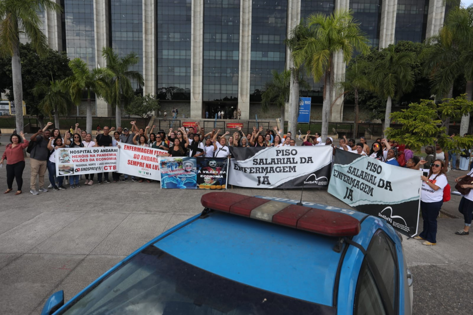 Profissionais da enfermagem realizaram ato na frente da Prefeitura do Rio - Pedro Ivo/Agência O DIA