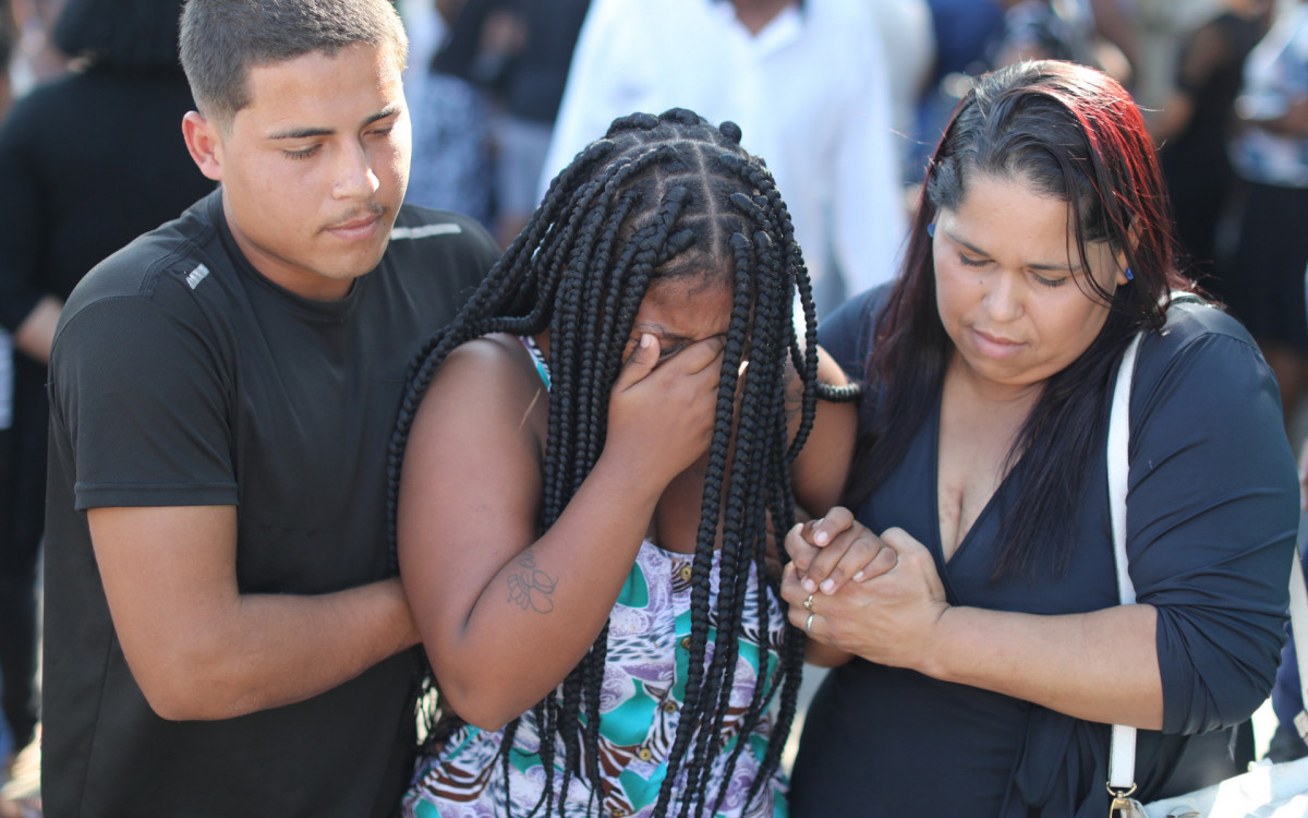 Enterro da Ana Clarice no cemitério de Santa Cruz, neste sábado. A jovem estava  grávida  e foi morta pelo companheiro. Foto: Pedro Ivo / Agência O Dia - Pedro Ivo / Agência O Dia