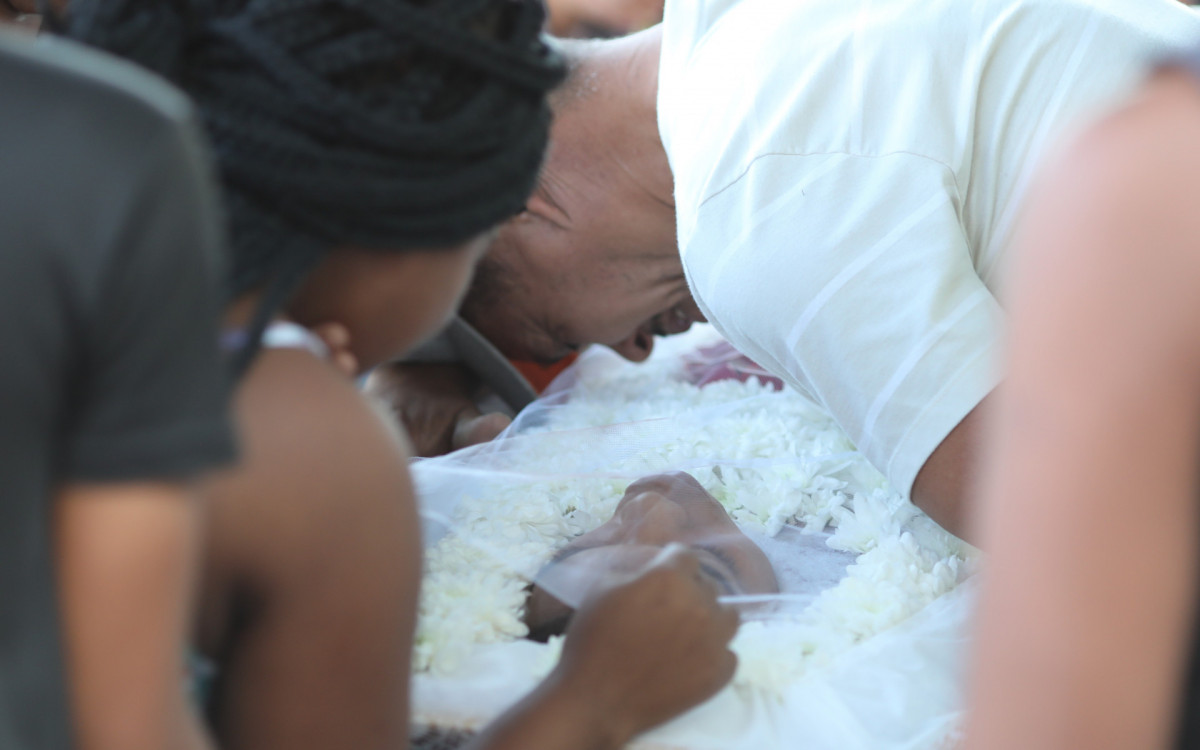 Enterro da Ana Clarice no cemitério de Santa Cruz, neste sábado. A jovem estava  grávida  e foi morta pelo companheiro. Foto: Pedro Ivo / Agência O Dia - Pedro Ivo / Agência O Dia