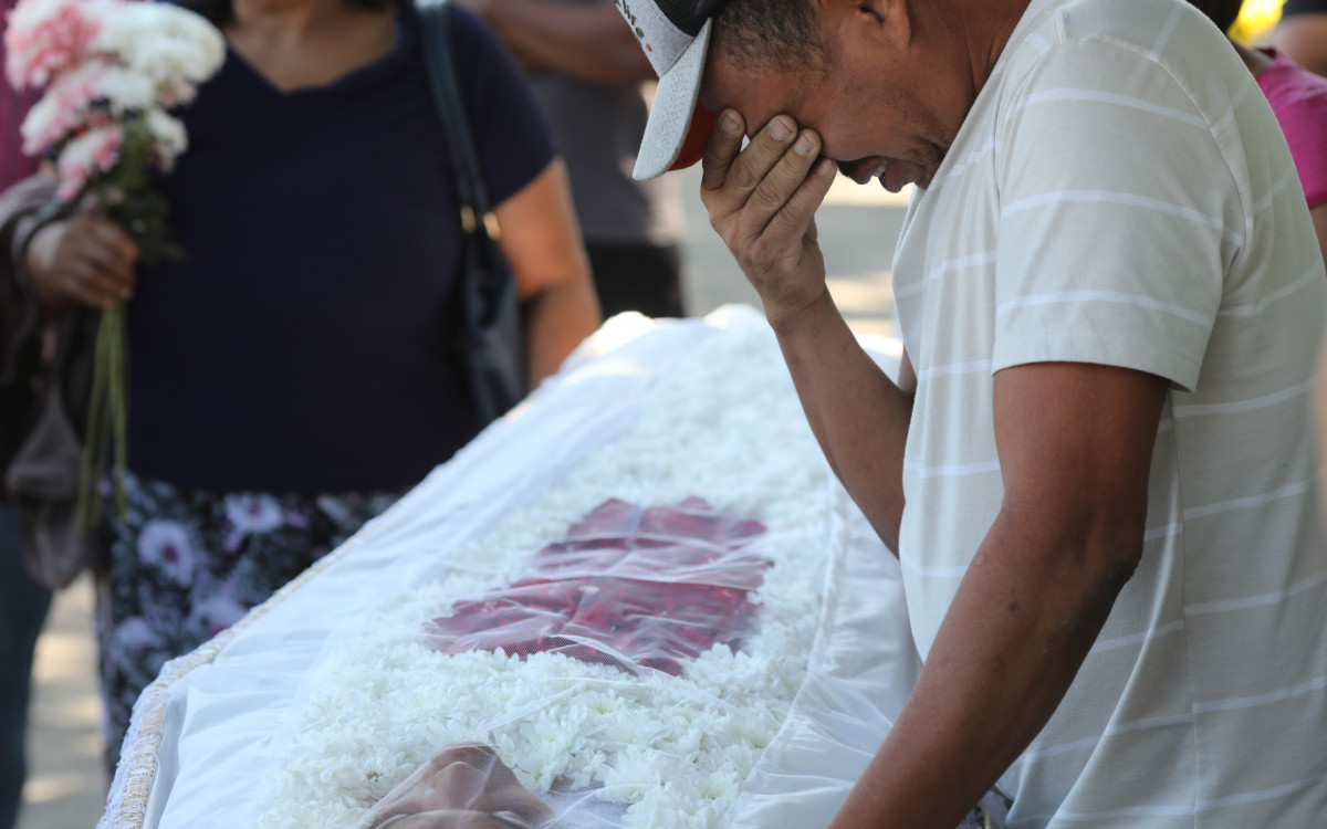 Enterro da Ana Clarice no cemitério de Santa Cruz, neste sábado. A jovem estava  grávida  e foi morta pelo companheiro. Foto: Pedro Ivo / Agência O Dia - Pedro Ivo / Agência O Dia