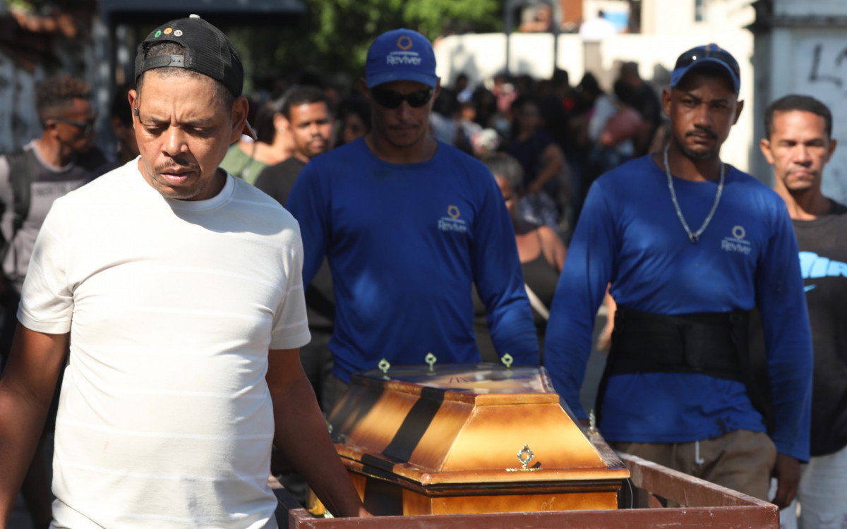Enterro da Ana Clarice no cemit&eacute;rio de Santa Cruz, neste s&aacute;bado. A jovem estava  gr&aacute;vida  e foi morta pelo companheiro. Foto: Pedro Ivo / Ag&ecirc;ncia O Dia. Na foto : O pai Sidinei acompanha o enterro - Pedro Ivo / Ag&ecirc;ncia O Dia
