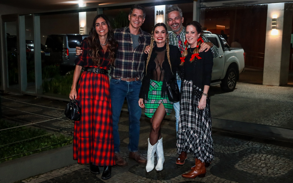 M&aacute;rcio Garcia e a mulher, Andrea Garcia, posam com Fl&aacute;via Alessandra e Otaviano Costa