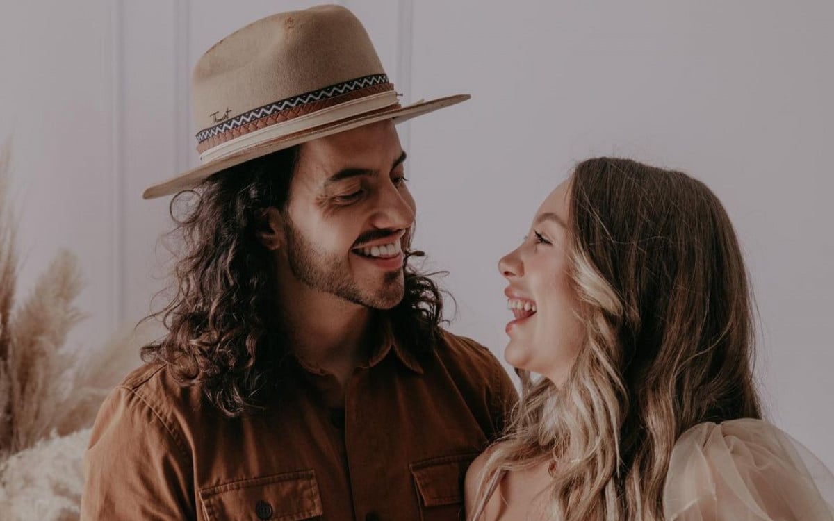 Thiago Mart e Gabriela Luz, da dupla Mar Aberto, adiam show após cantora entrar em trabalho de parto