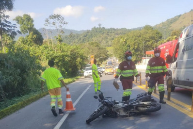 Acidente grave com uma motociclista na Rio-Santos em Angra dos Reis