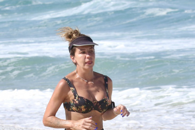 Bárbara Coelho se exercita na praia da Barra da Tijuca