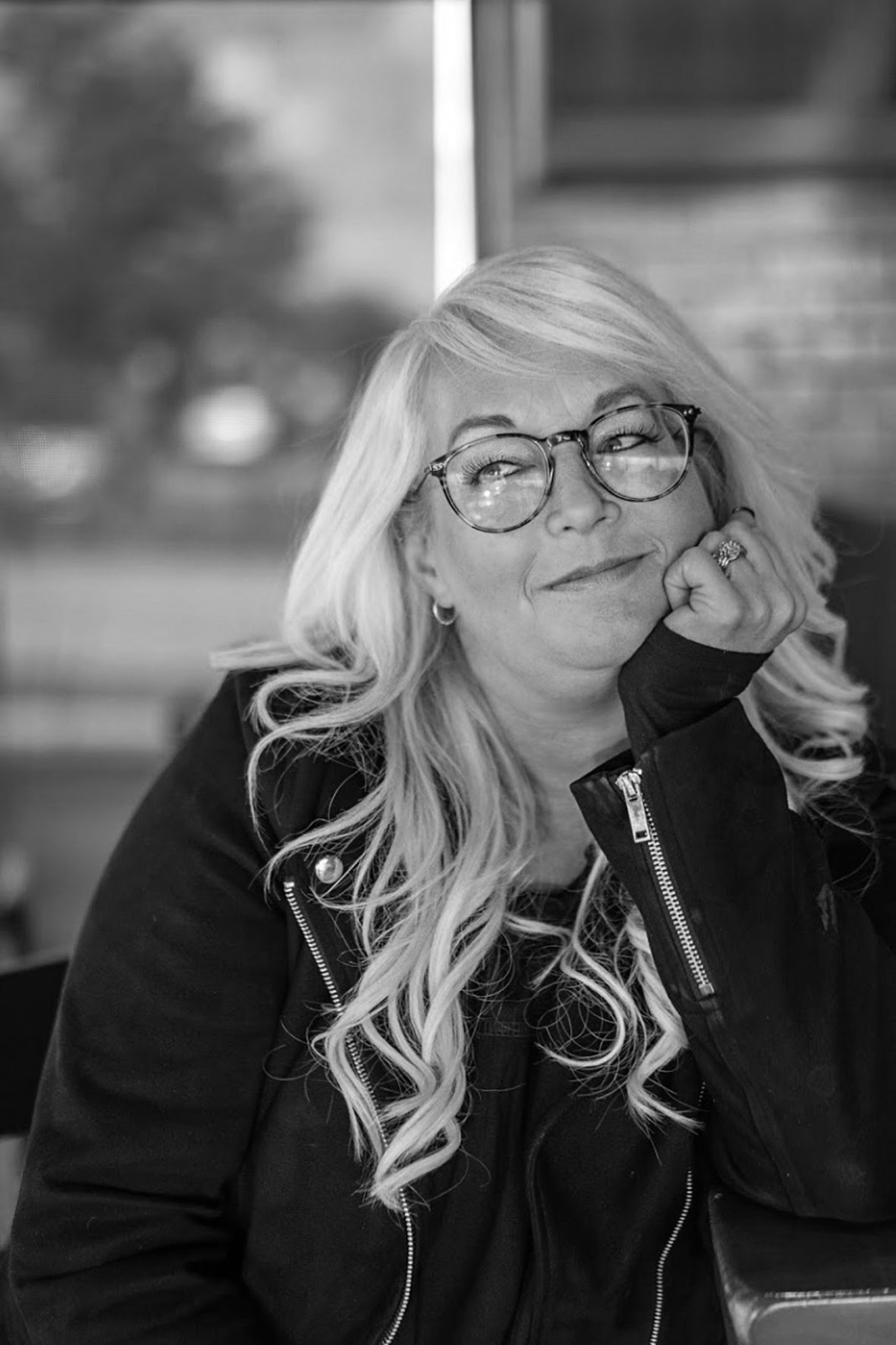 Lynn Painter é a autora do sucesso 'Melhor Do Que Nos Filmes' - Divulgação