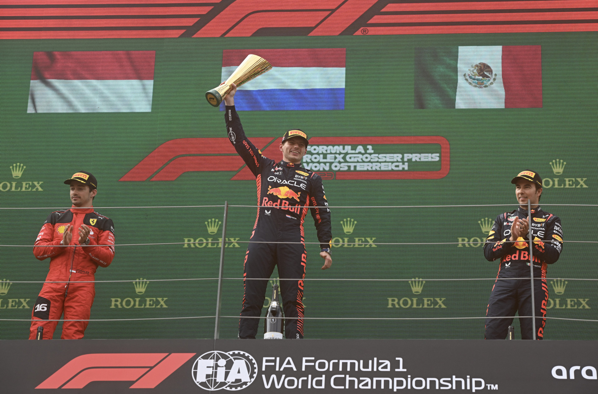 Verstappen, da Red Bull, ao lado de Leclerc, da Ferrari (esquerda), e de seu companheiro de equipe, P&eacute;rez (direita) - Foto: AFP