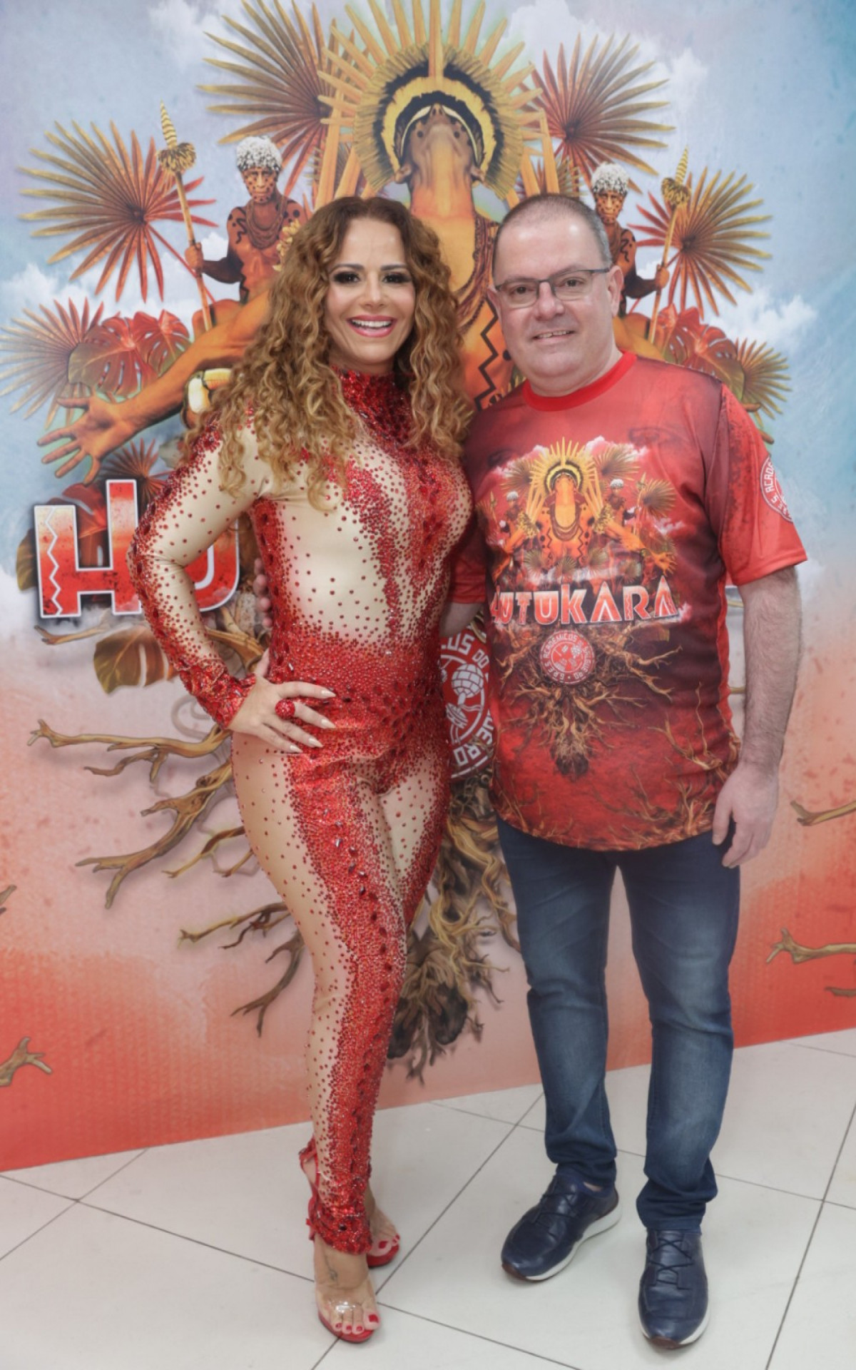 Viviane Araújo, rainha de bateria do Salgueiro, e o presidente André Vaz