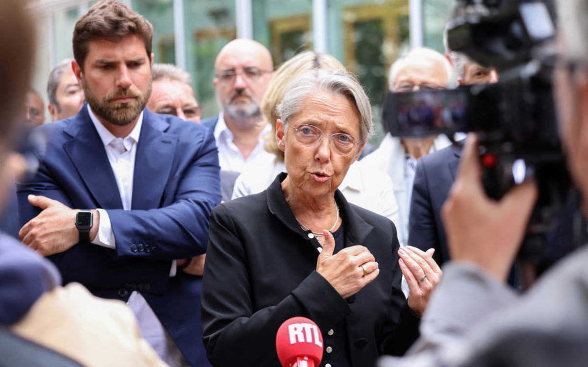 Primeira-ministra da França concede entrevista à frente de Vincent Jeanbrun