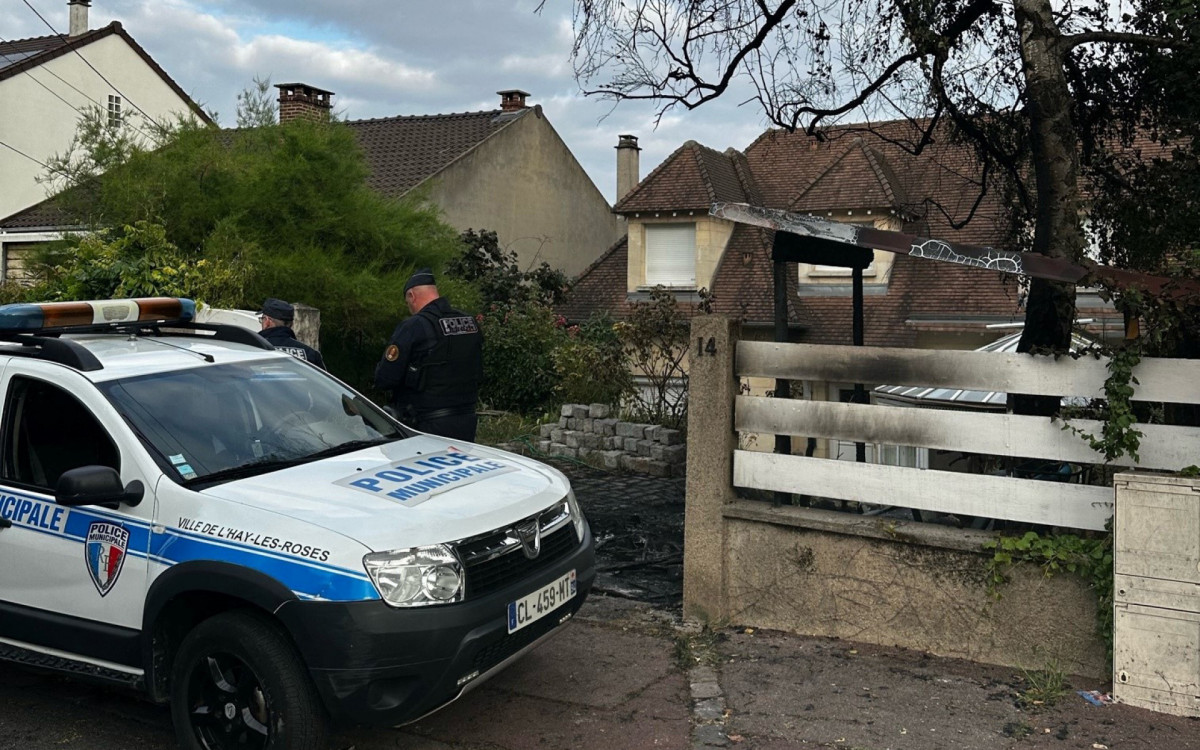 Casa do prefeito com a presença de uma viatura policial - Nassim Gomri/AFP