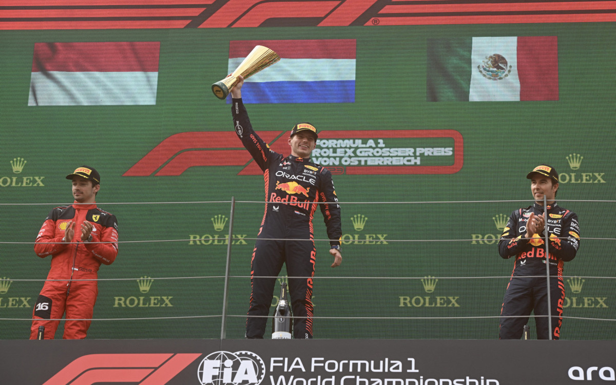 Verstappen, da Red Bull, ao lado de Leclerc, da Ferrari (esquerda), e de seu companheiro de equipe, P&eacute;rez (direita)