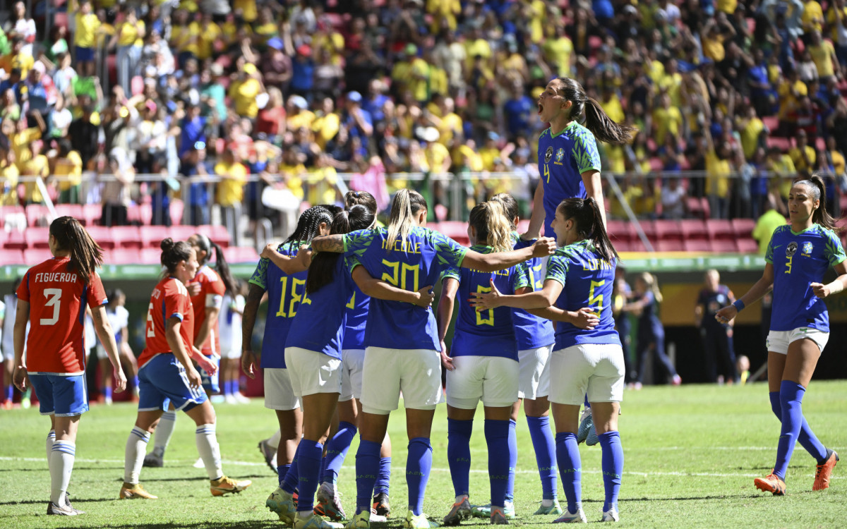 Ap&oacute;s a vit&oacute;ria no amistoso, meninas do Brasil v&atilde;o em busca de t&iacute;tulo in&eacute;dito na Copa do Mundo
