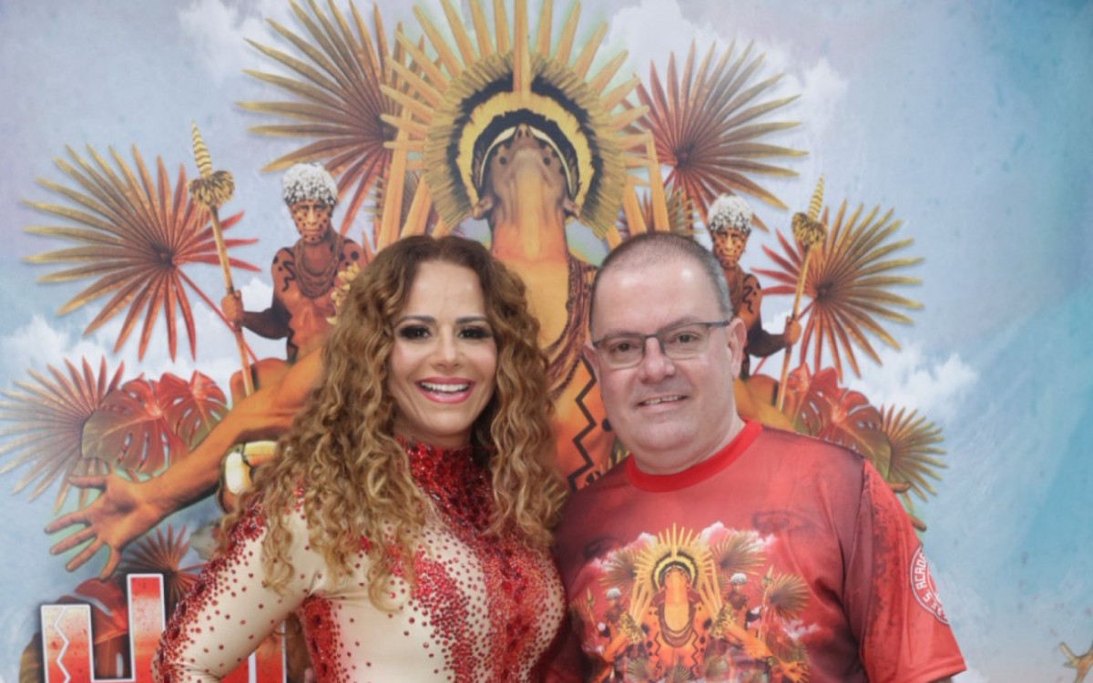Viviane Araújo, rainha de bateria do Salgueiro, e o presidente André Vaz