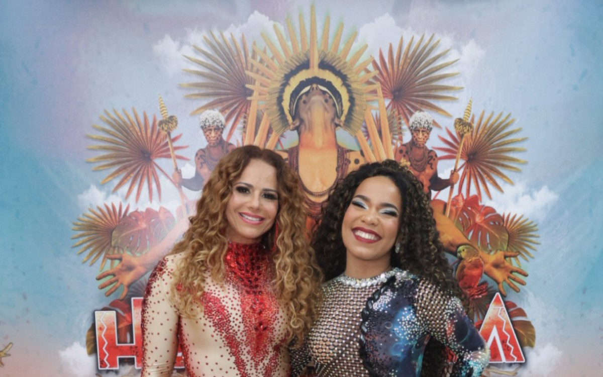 Viviane Araújo posou com Maria Mariá, rainha de bateria da Imperatriz Leopoldinense