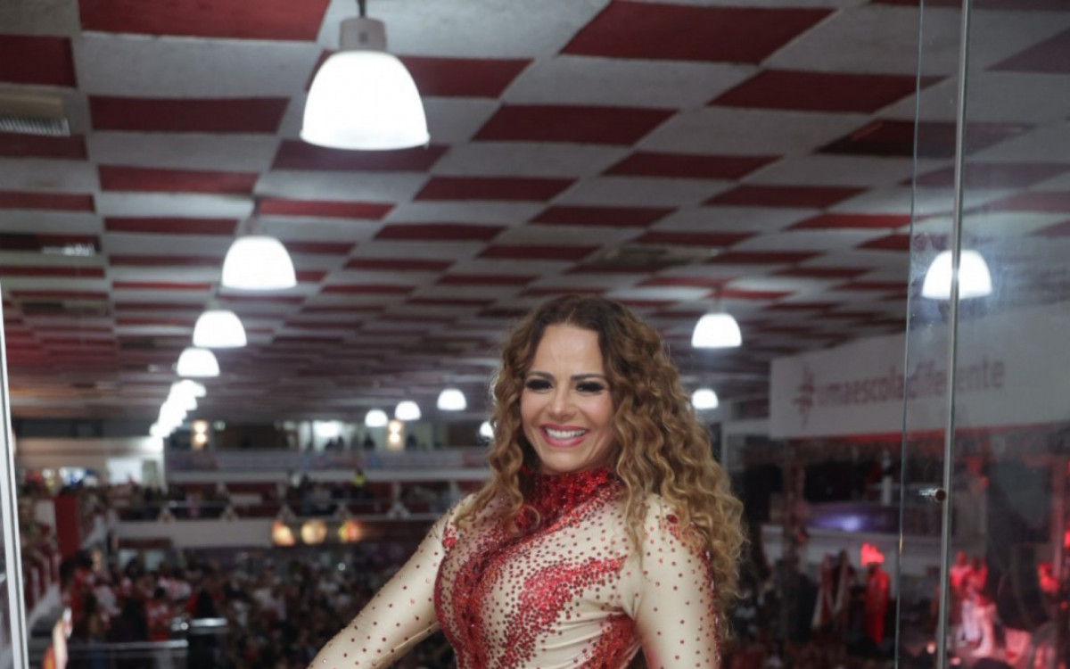 Viviane Araújo marcou presença em evento na quadra do Salgueiro, neste sábado