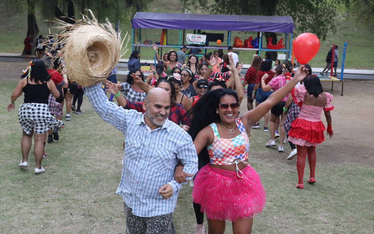 Domingo na Quinta da Boa Vista. Foto: Pedro Ivo/ Agência O Dia . Na foto Tião Barros levou professores para dançar quadrilha na Quinta da Boa Vista.