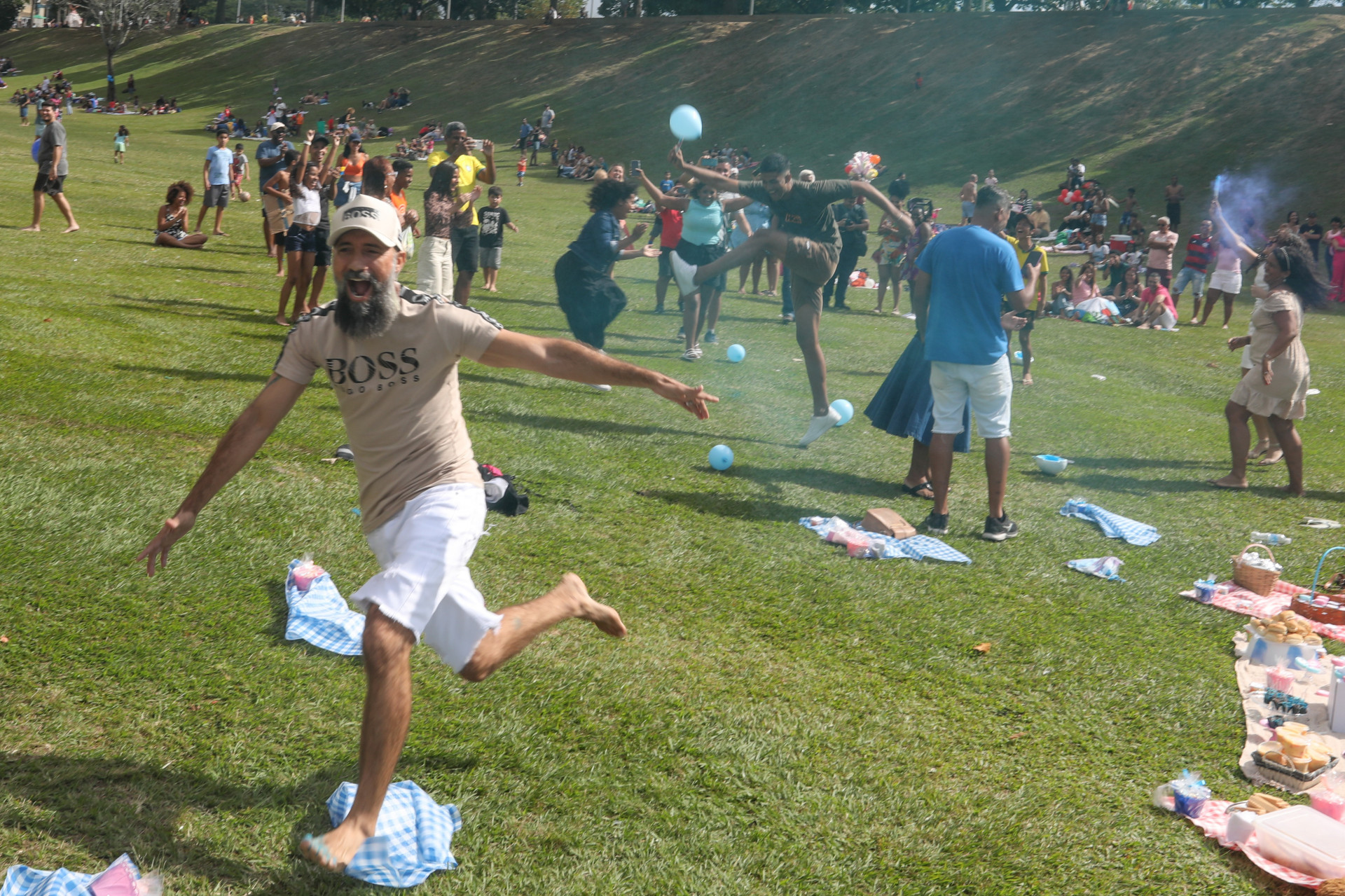 Domingo na Quinta da Boa Vista. Foto: Pedro Ivo/ Agência O Dia . a foto: Ualber fez chá revelação com a esposa e família e descobriu ser menino. Comemorou correndo nos jardins da Quinta. - Pedro Ivo/Agência O Dia