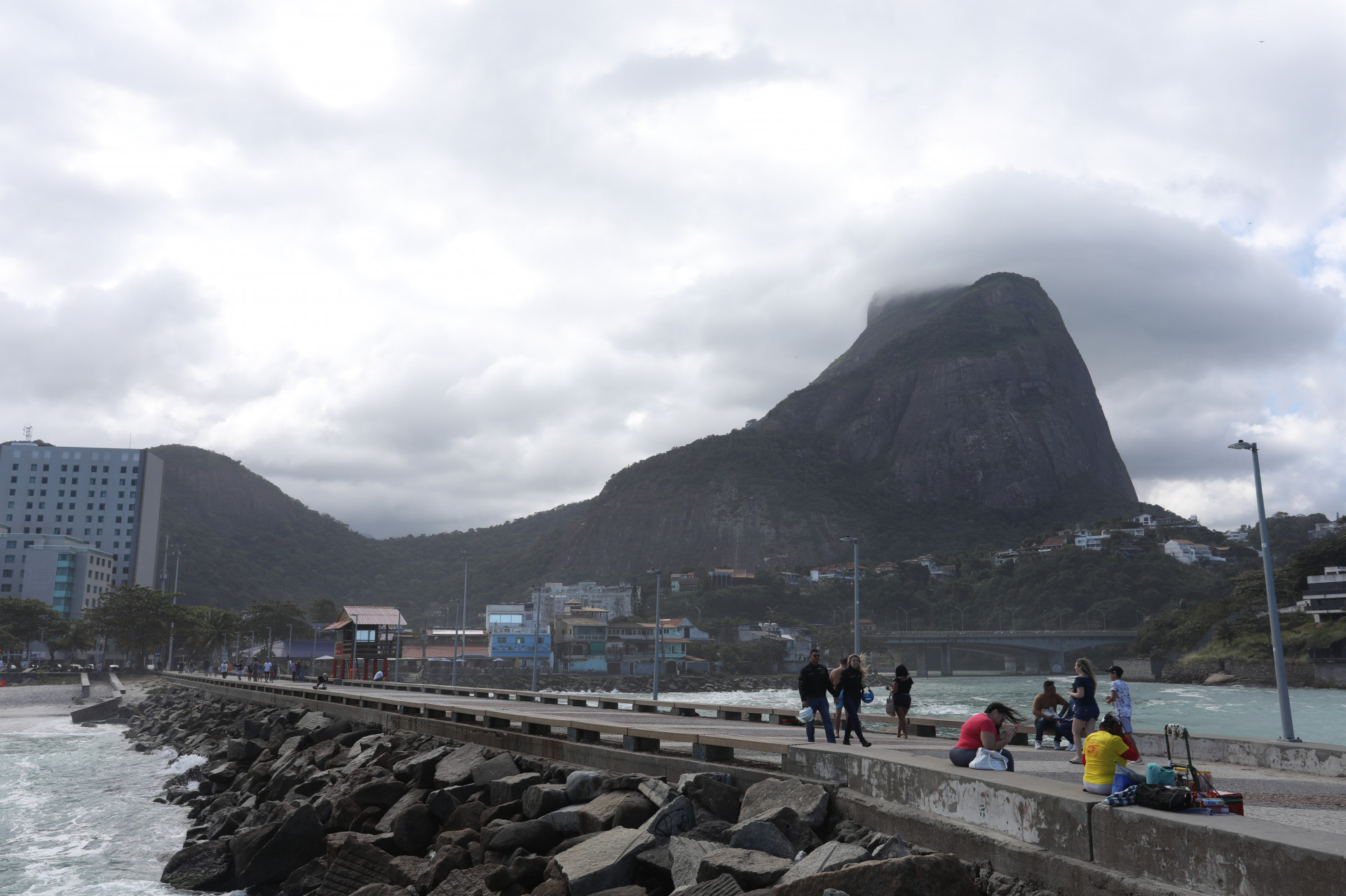 Tempo fechado na praia da Barra da Tijuca, altura do Quebra mar. Foto: Pedro Ivo/ Agência O Dia - Pedro Ivo/ Agência O Dia