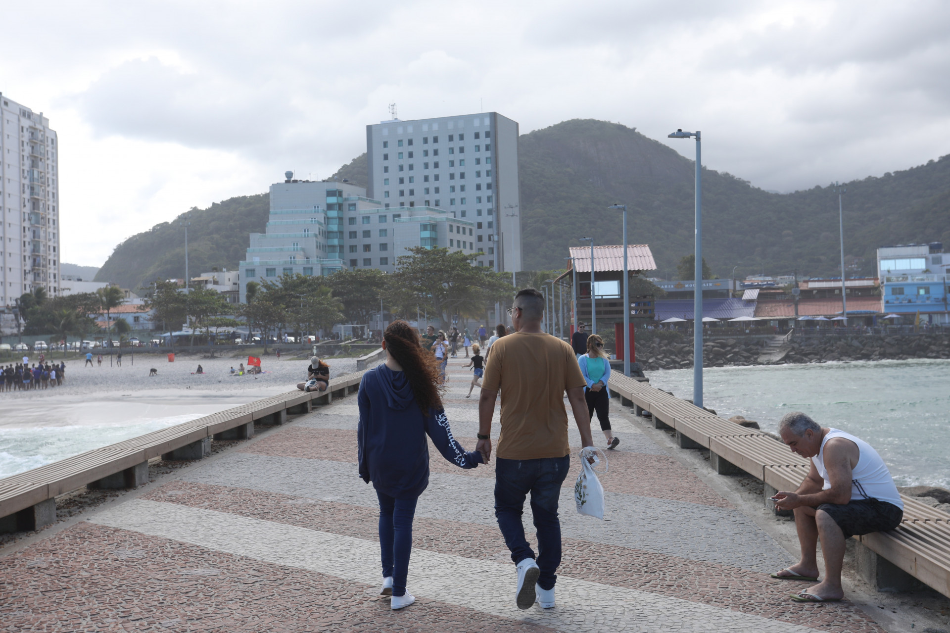 Tempo fechado na praia da Barra da Tijuca, altura do Quebra mar. Foto: Pedro Ivo/ Agência O Dia - Pedro Ivo/ Agência O Dia