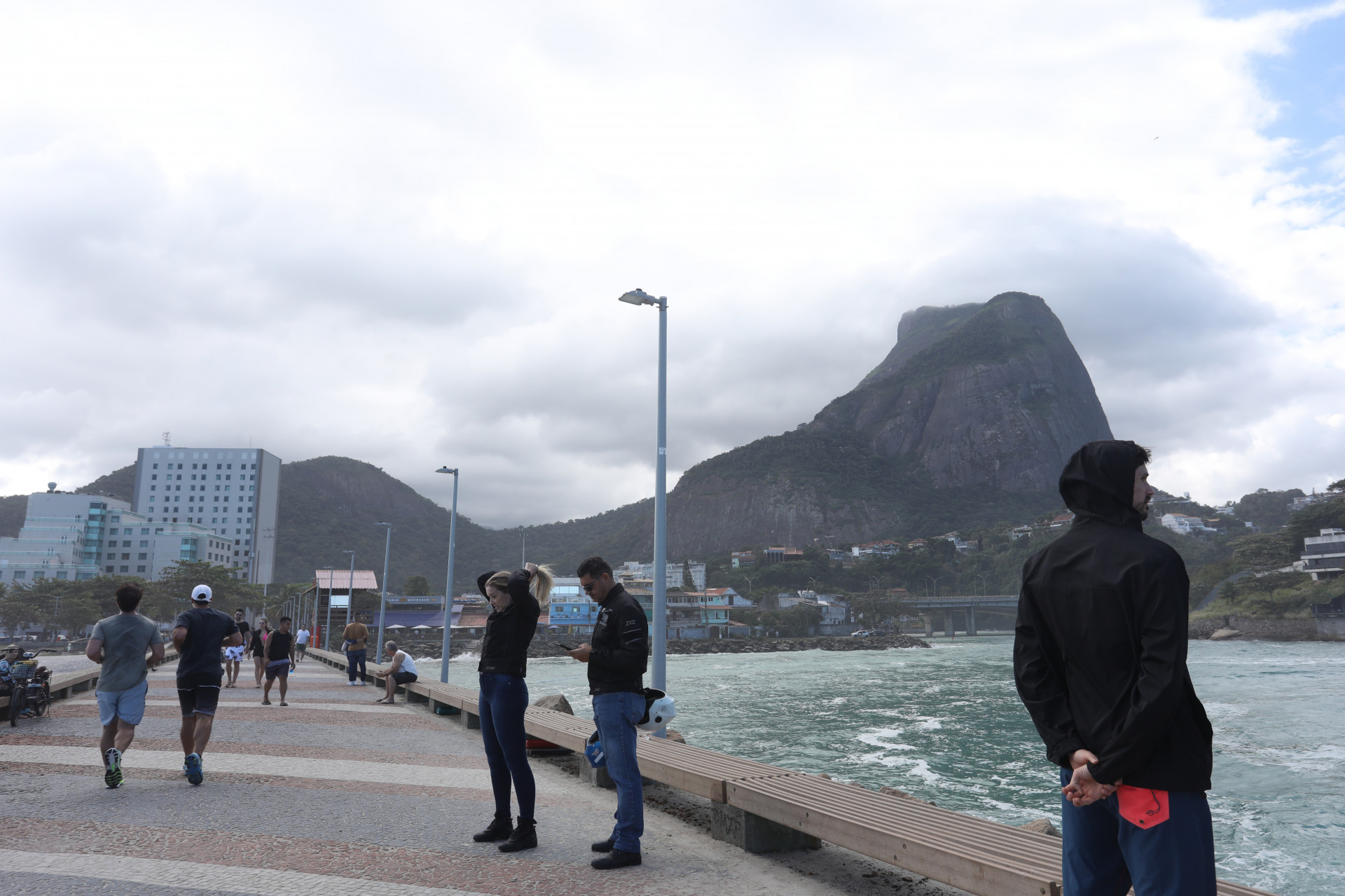 Tempo fechado na praia da Barra da Tijuca, altura do Quebra mar. Foto: Pedro Ivo/ Agência O Dia - Pedro Ivo/ Agência O Dia