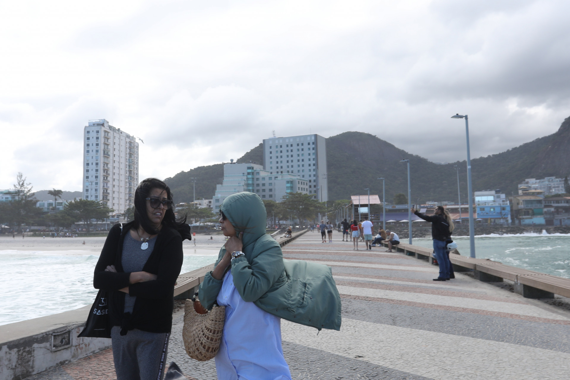 Tempo fechado na praia da Barra da Tijuca, altura do Quebra mar. Foto: Pedro Ivo/ Agência O Dia - Pedro Ivo/ Agência O Dia