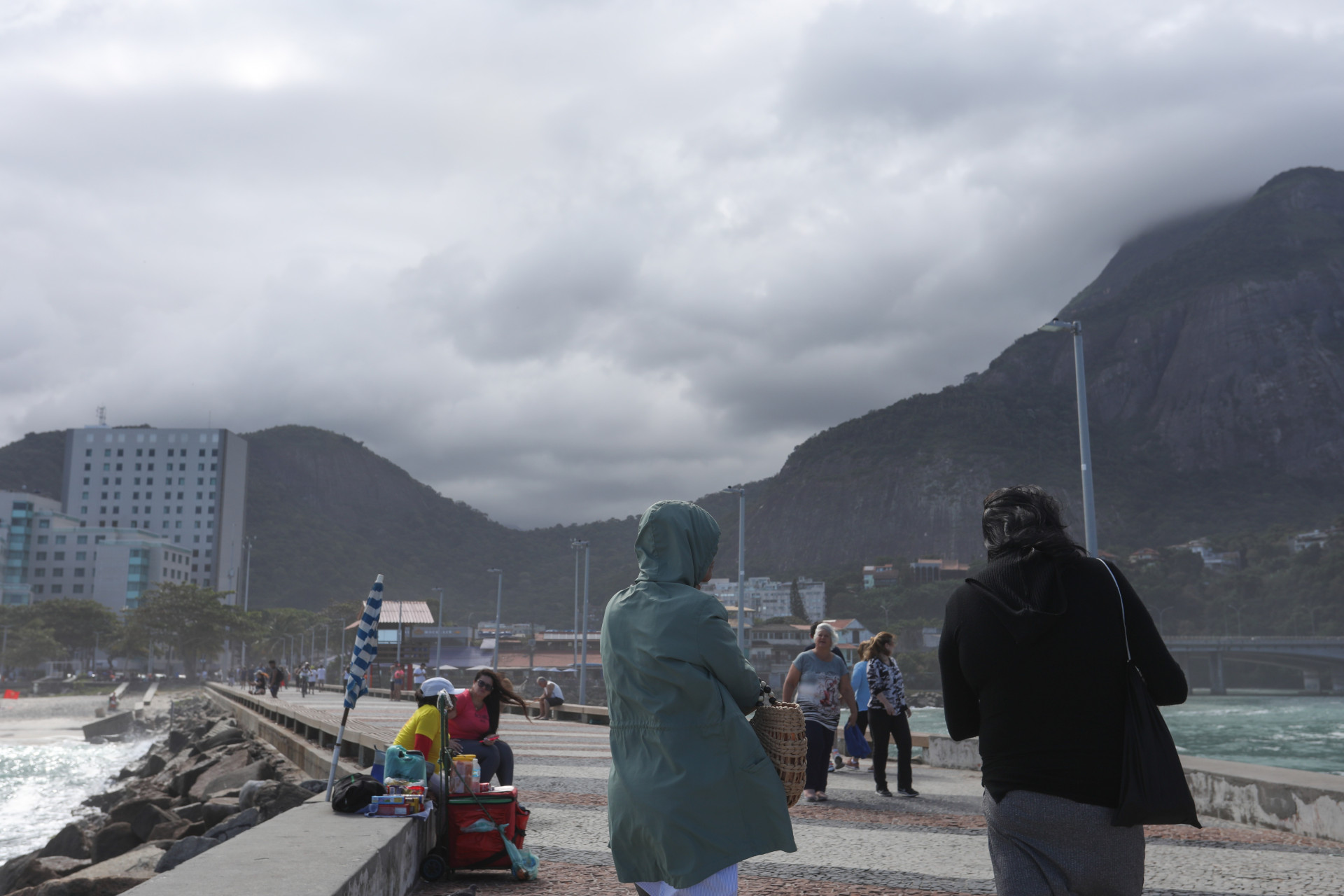 Tempo fechado na praia da Barra da Tijuca, altura do Quebra mar. Fotos: Pedro Ivo/ Agência O Dia - Pedro Ivo/ Agência O Dia