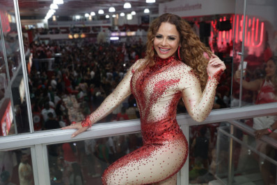 Viviane Araújo se esbalda na quadra do Salgueiro em evento de abertura da temporada