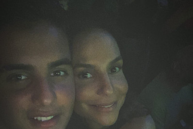 Ivete Sangalo aparece curtindo show de Gilberto Gil agarradinha com o filho