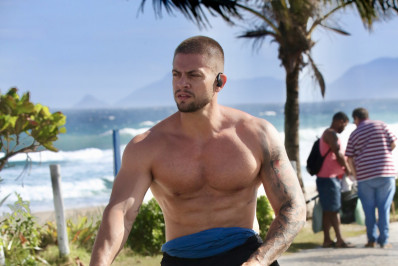 Ex de Preta Gil, Rodrigo Godoy pedala sem camisa na Barra da Tijuca