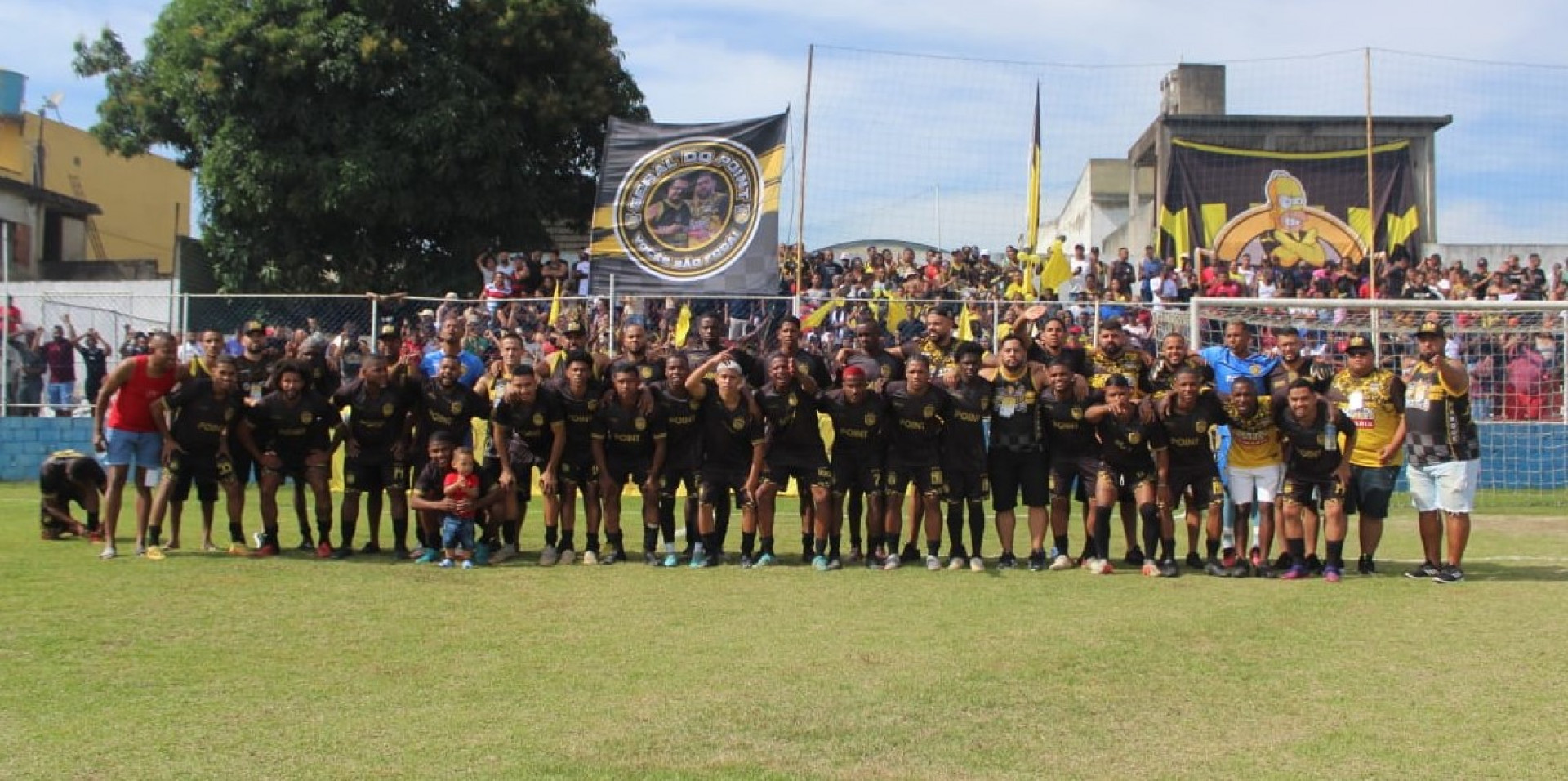 Jogadores do Point Parque posados antes de conquistarem o título do Brasileirão da Baixada no Estádio Nélio Gomes - Divulgação