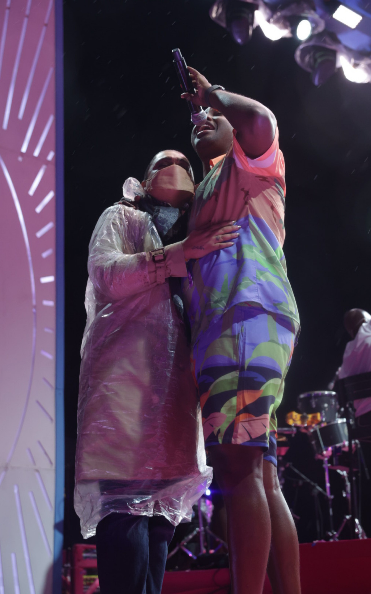 Preta Gil se emociona ao subir ao palco do \'Tardezinha\' ao lado de Thiaguinho e receber o carinho do público