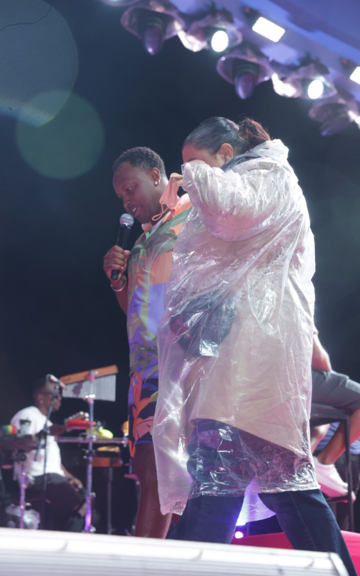 Preta Gil se emociona ao subir ao palco do \'Tardezinha\' ao lado de Thiaguinho e receber o carinho do público