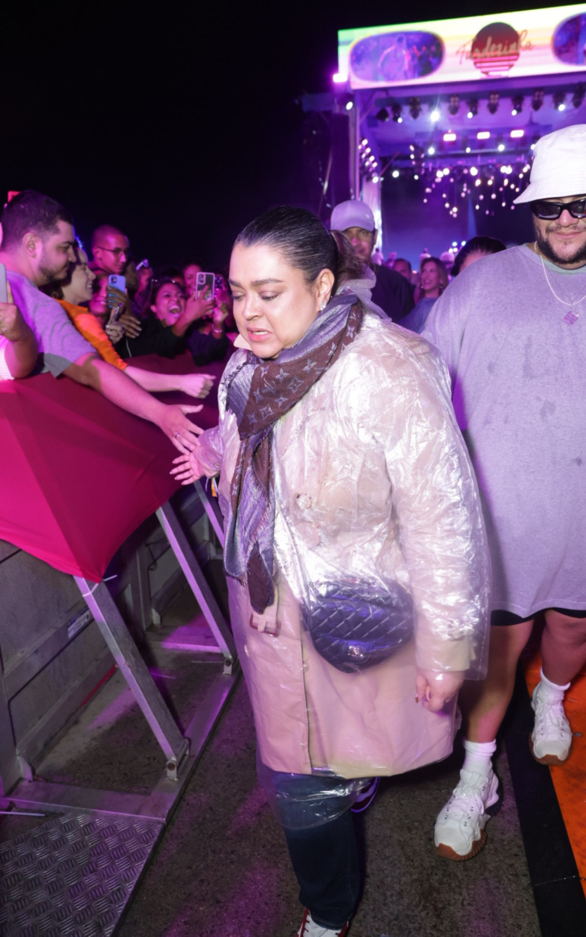 Preta Gil se emociona ao subir ao palco do \'Tardezinha\' ao lado de Thiaguinho e receber o carinho do público