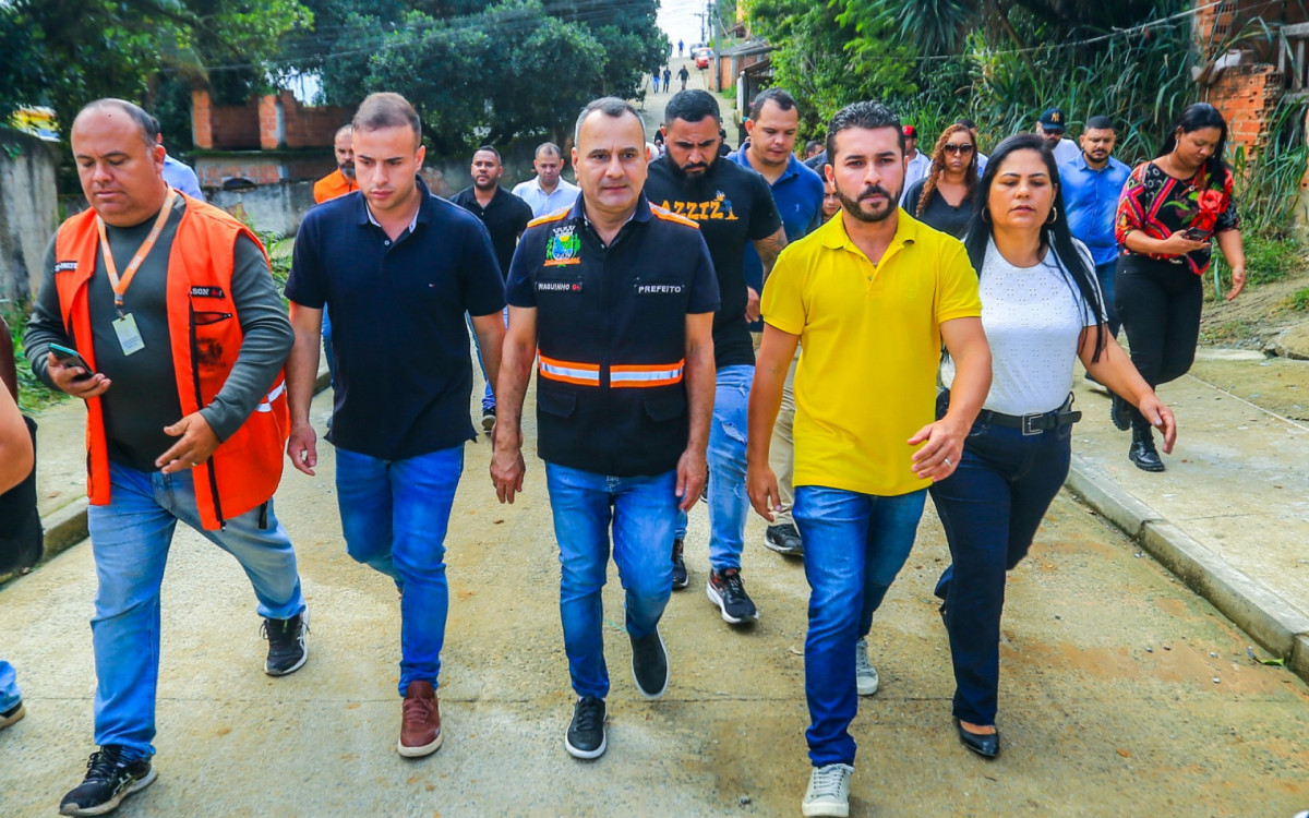 O prefeito Waguinho (3º da esquerda para a direita), ao lado do secretário Matheus Carneiro (à esquerda) vistoriou obras