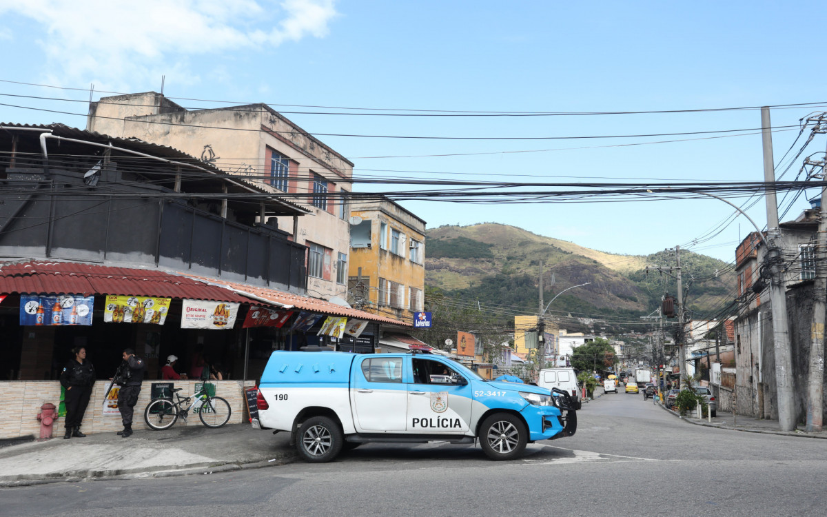 Patrulha da PM na esquina da Rua Clarimundo de Melo onde da acesso ao Morro do 18. Nesta Segunda-feira (03). - Pedro Ivo/ Agência O Dia