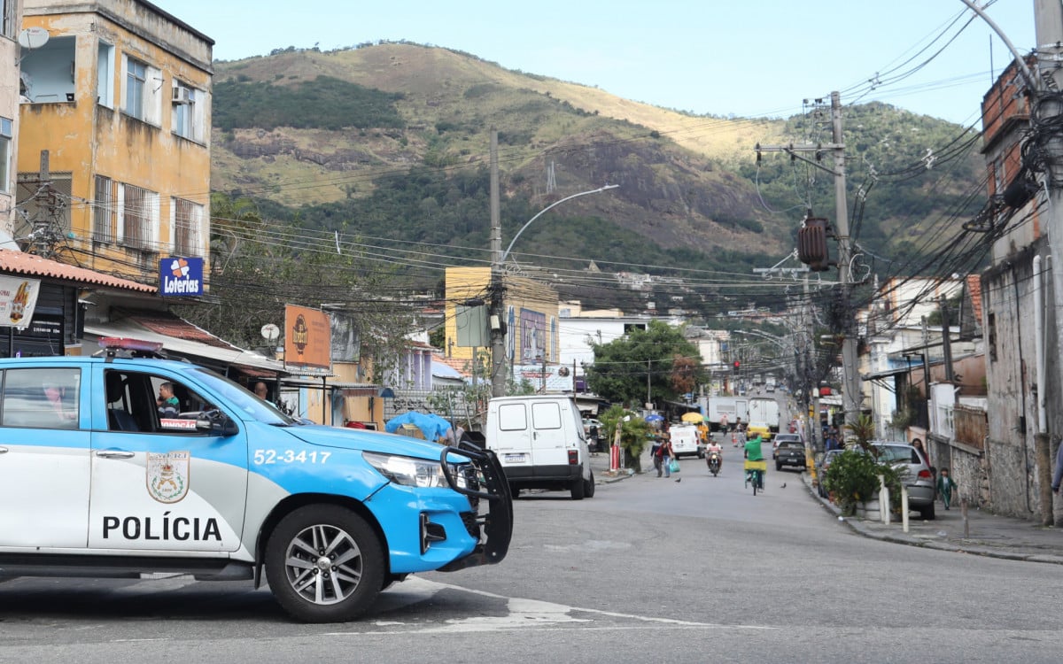 Patrulha da PM na esquina da Rua Clarimundo de Melo onde da acesso ao Morro do 18. Nesta Segunda-feira (03).